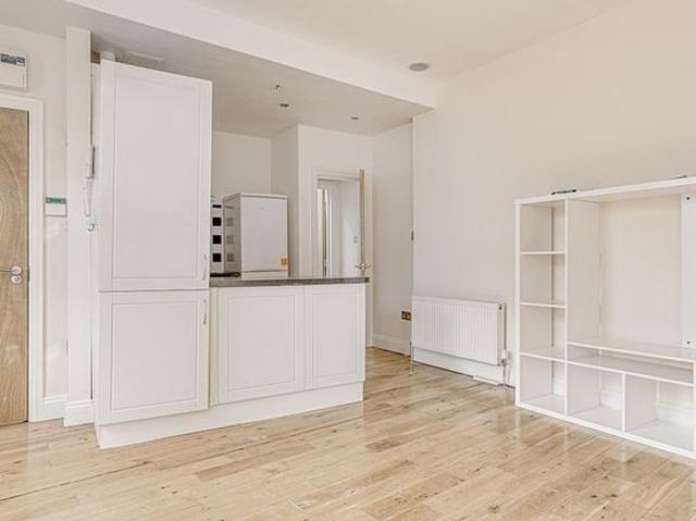 Apartment for rent in West Kensington, Greater London