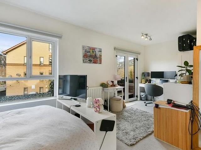 Apartment for rent in Oval, Greater London