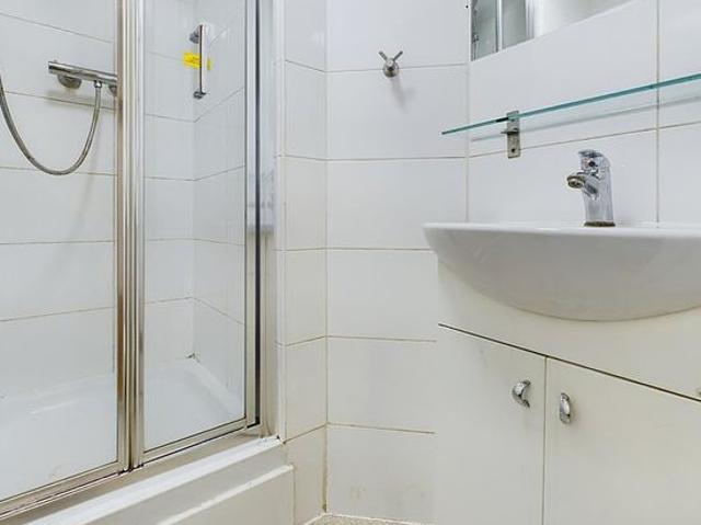 Apartment for rent in Brondesbury, Greater London