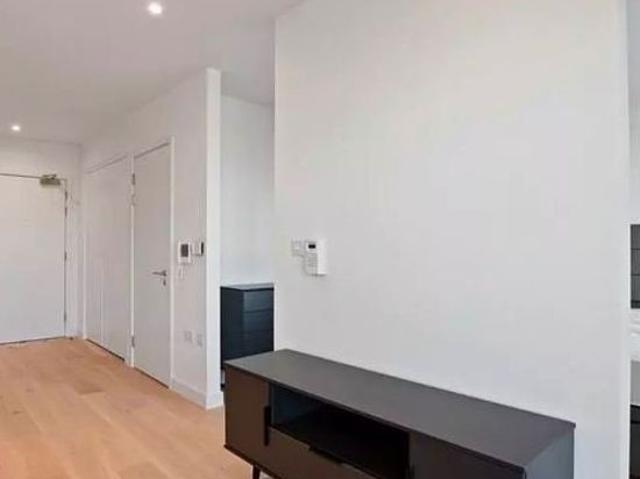 Apartment for rent in Silvertown, Greater London