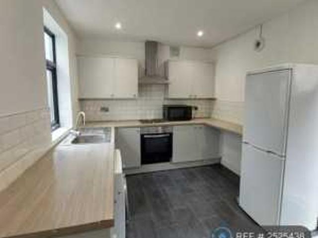 Flat for sale in Leigh