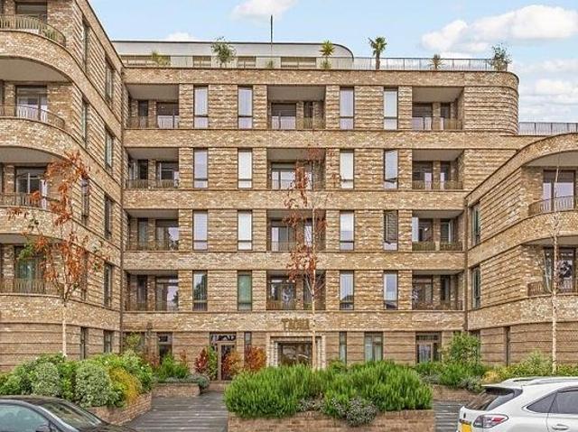 Apartment for rent in Little Stanmore, Greater London