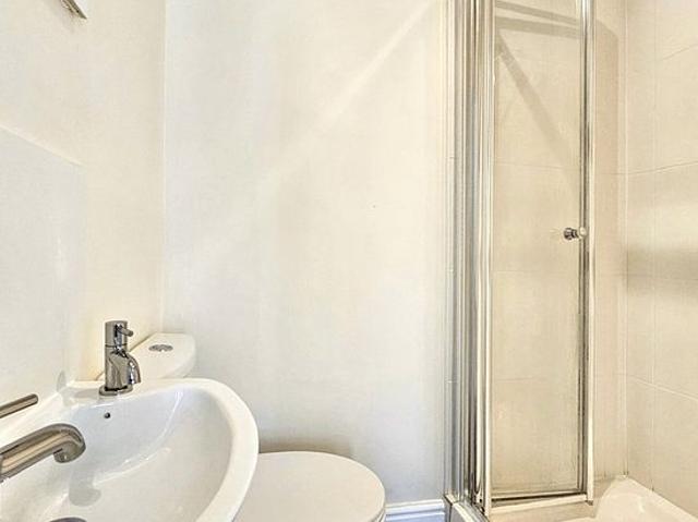 Apartment for rent in Oakhill, Greater London