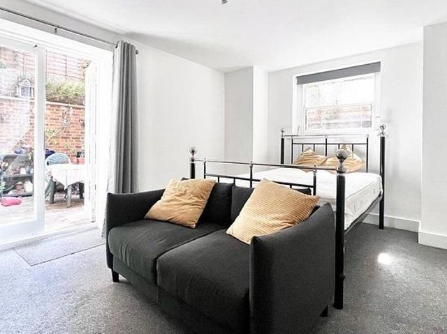 Apartment for rent in Strawberry Hill, Greater London