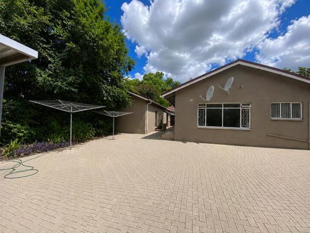Flat for rent in Waterkloof, Gauteng