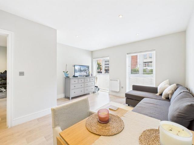 Apartment for rent in Heol-las, Surrey