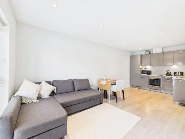 Apartment for rent in Heol-las, Surrey