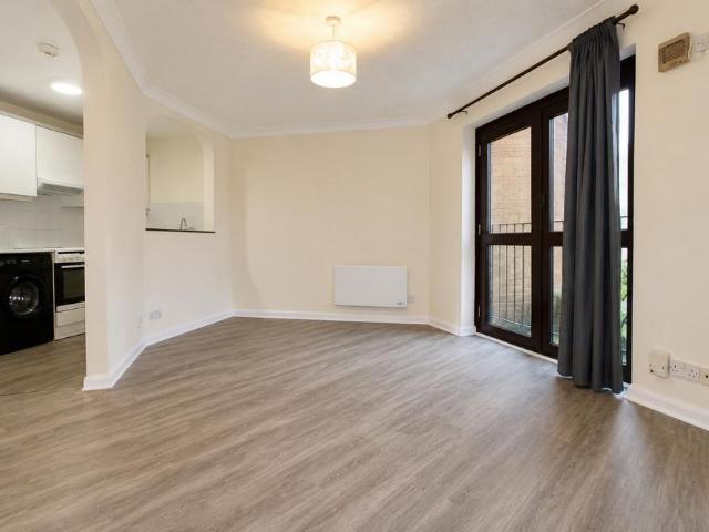 Apartment for rent in Freezywater, Greater London