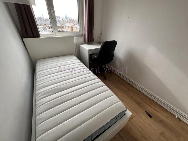 Room for rent in Poplar Grove, Greater London