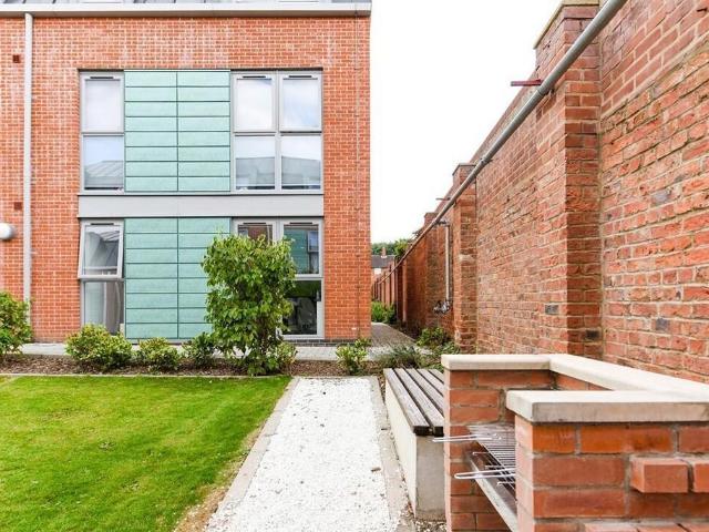 Room for rent in High Field, York