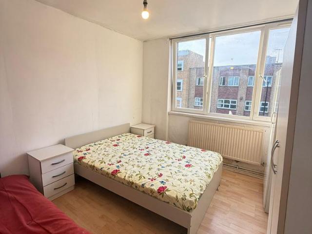 Room for rent in Poplar Grove, Greater London