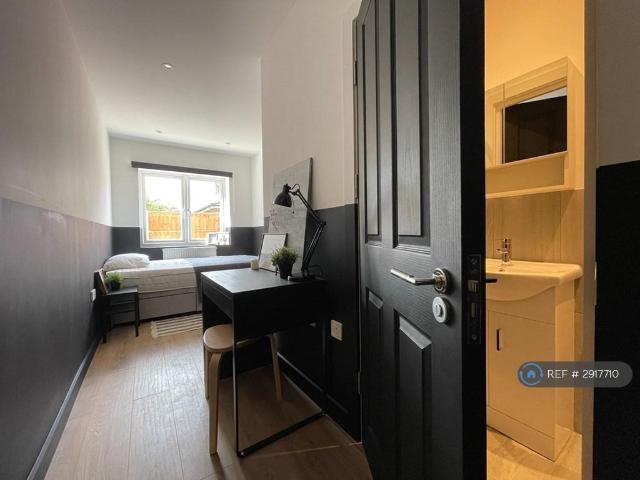 Flat for rent in London Borough of Merton, Greater London