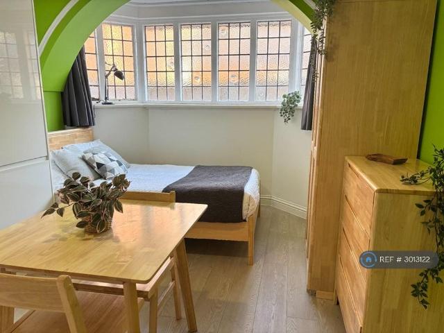 Room for rent in Merstham, Reigate and Banstead