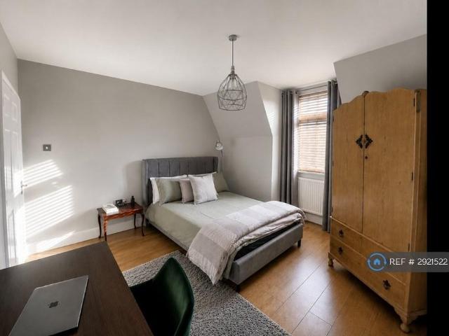 Room for rent in Lane, Greater London