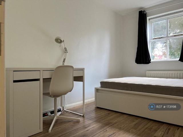 Room for rent in London Borough of Ealing, Greater London