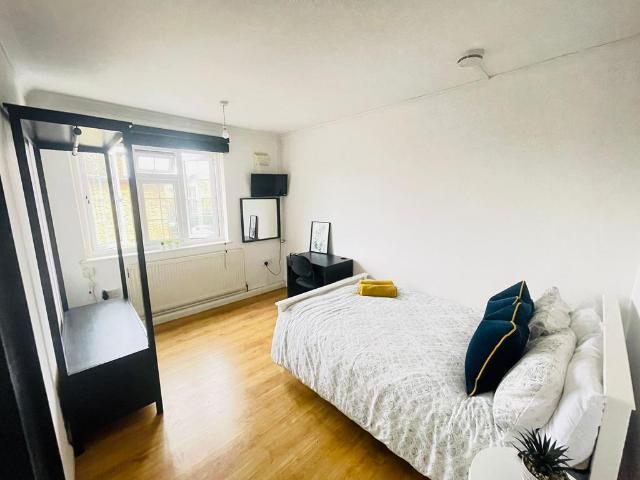 Room for rent in Poplar Grove, Greater London