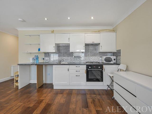 Apartment for rent in Cann Hall, Greater London