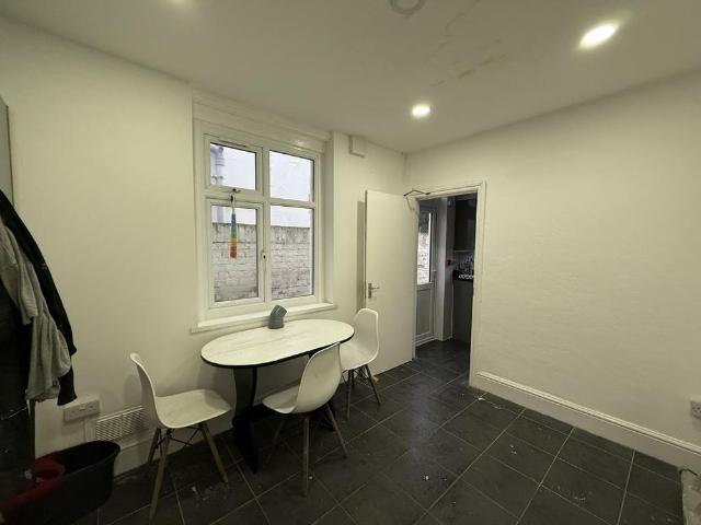 Room for rent in Falcon Lodge, Wales