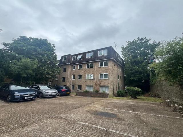 Flat for rent in South Croydon, London Borough of Croydon