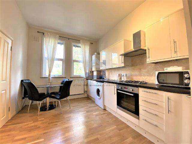 Apartment for rent in Furzedown, Greater London