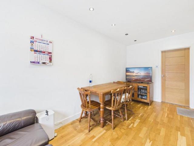 Apartment for rent in Heol-las, Surrey