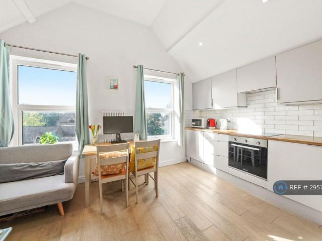 Flat for rent in Epsom, Surrey