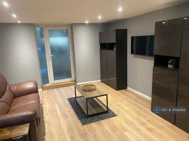 Apartment for rent in Roselands, Eastbourne
