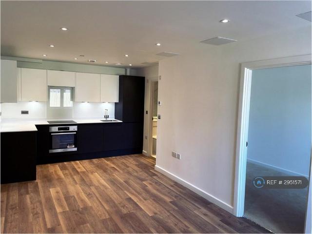 Flat for rent in Horsell, Woking