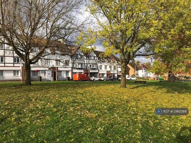 Flat for rent in Chessington, Greater London
