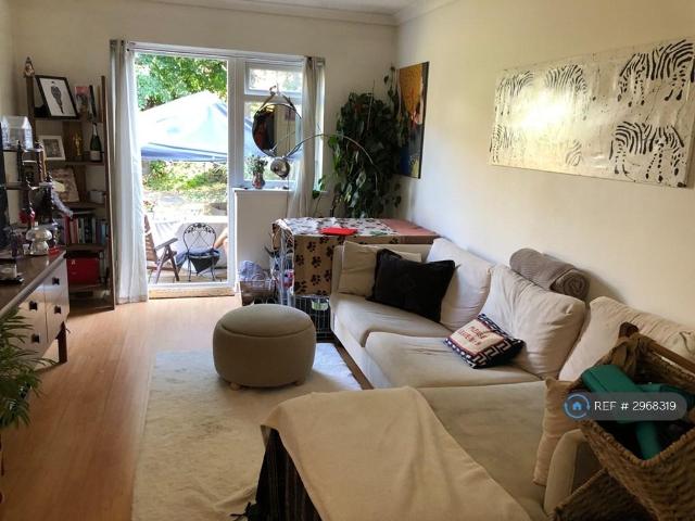 Flat for rent in London Borough of Merton, Raynes Park