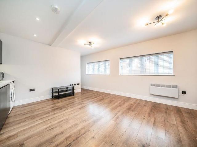 Apartment for rent in Strawberry Hill, Greater London