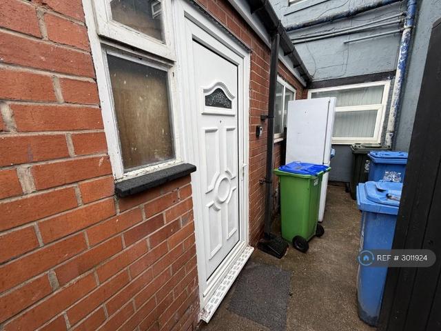 Flat for rent in Sudden, Burnedge