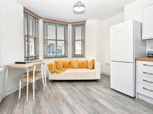 Apartment for rent in Roselands, Eastbourne