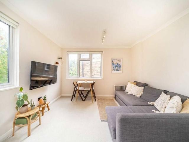 Apartment for rent in Clapham Park, Greater London