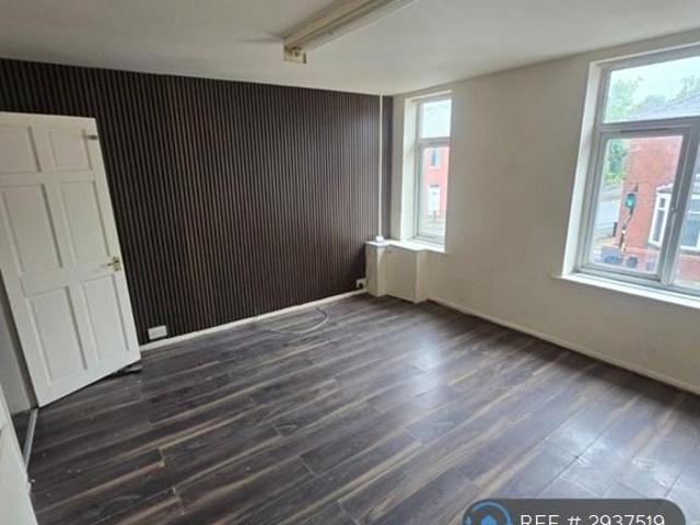 Flat for rent in Hathershaw, Pendock