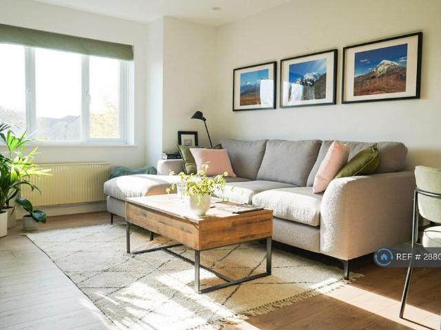 Flat for rent in London Borough of Merton, Collier's Wood