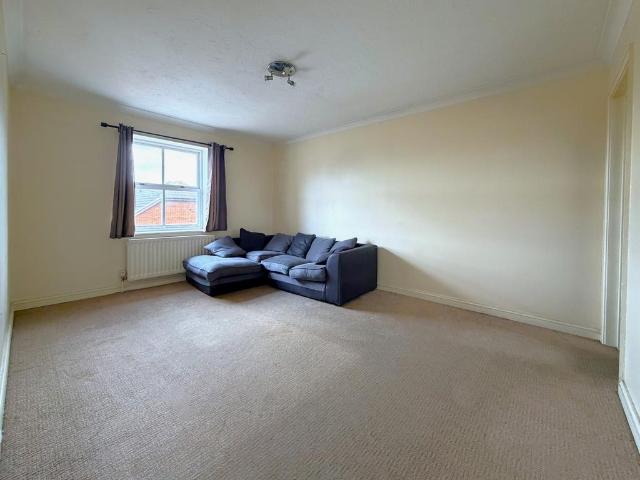 Flat for rent in London Borough of Merton, Collier's Wood