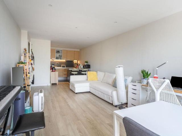Apartment for rent in Blackhills, Surrey