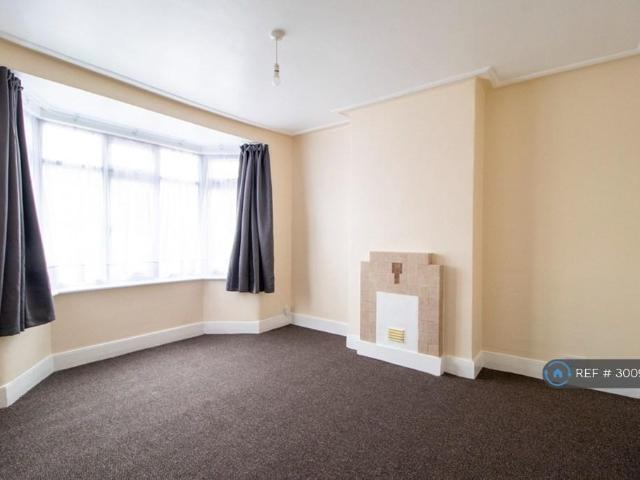 Flat for rent in Loxford, Greater London