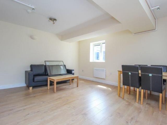 Apartment for rent in Plasnewydd, Falcon Lodge