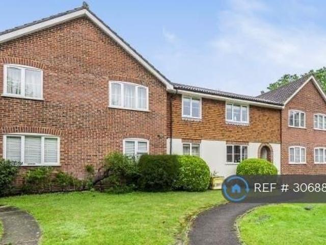 Flat for rent in Bagshot, Surrey Heath
