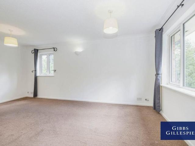 Apartment for rent in Hatch End, Greater London