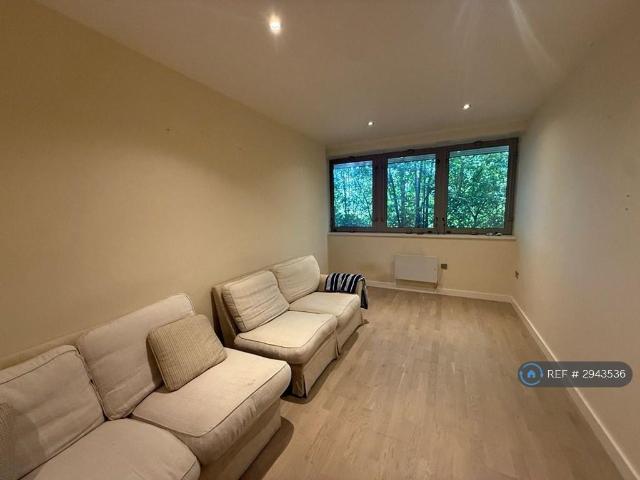 Flat for rent in Pachesham Park, Surrey