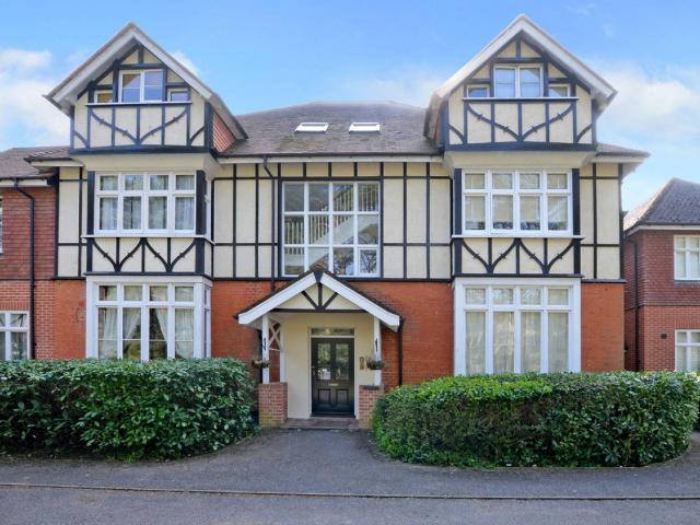 Apartment for rent in Mindenhurst, Surrey Heath