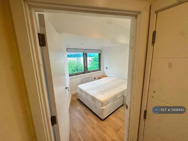 Flat for rent in Pachesham Park, Surrey