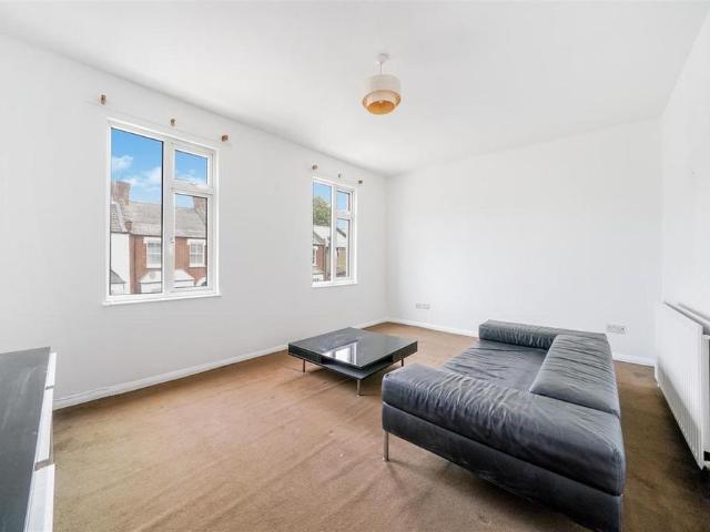 Apartment for rent in College Park, Greater London