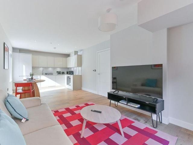 Apartment for rent in London Borough of Merton, Raynes Park