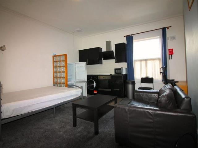 Apartment for rent in Hyde Park, West Yorkshire
