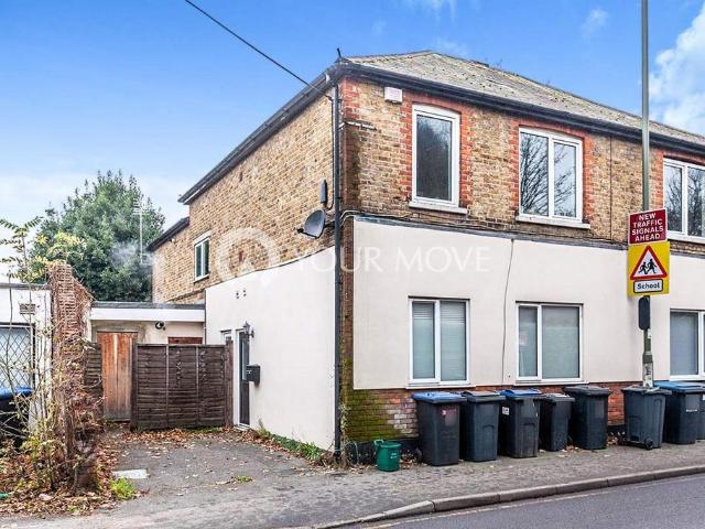 Flat for rent in Row Town, Surrey