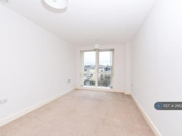 Apartment for rent in Moorend, Pouchen End